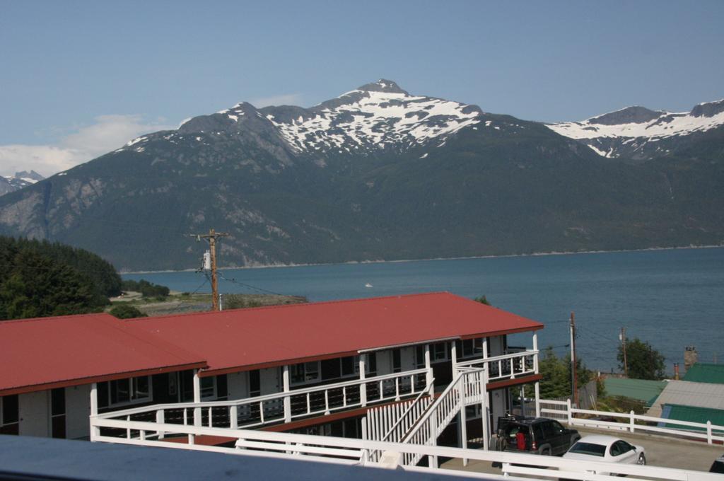 Captain'S Choice Motel Haines Exterior photo