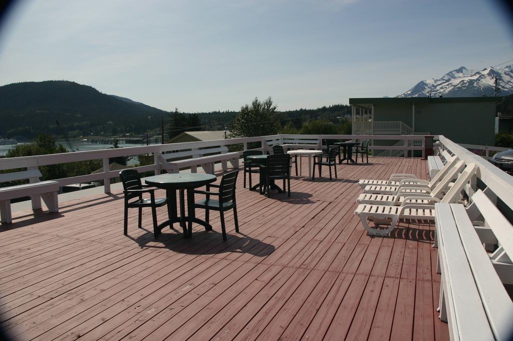 Captain'S Choice Motel Haines Exterior photo